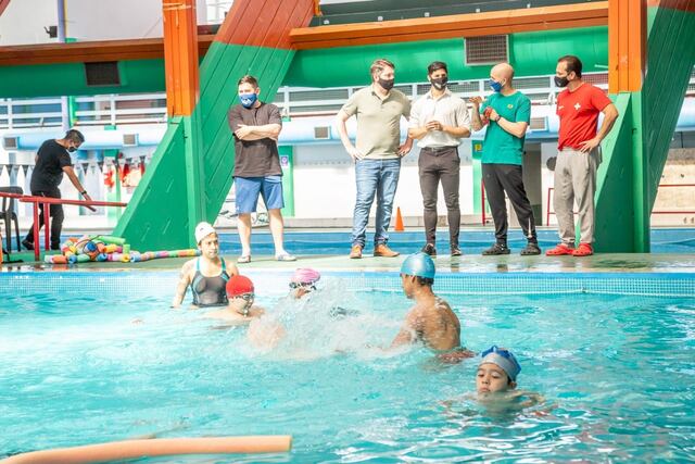 Los niños felices en las colonias de verano.
