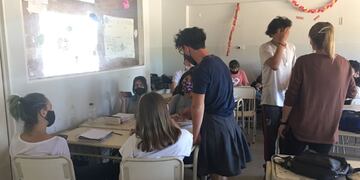 Villa Carlos Paz. El alumno fue a la escuela de pollera. (Foto / Carlos Paz Vivo!)