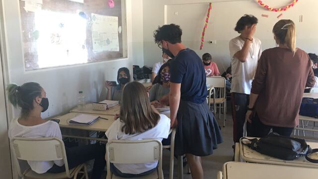 Villa Carlos Paz. El alumno fue a la escuela de pollera. (Foto / Carlos Paz Vivo!)