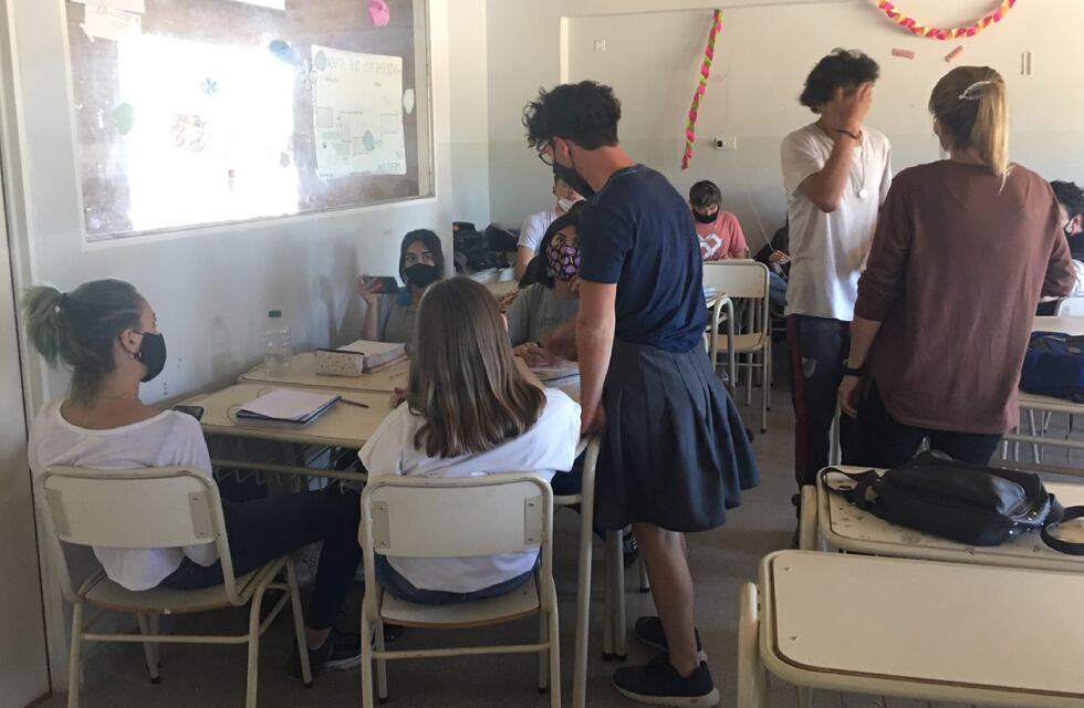 Carlos Paz: Habló el joven que fue de pollera a la escuela