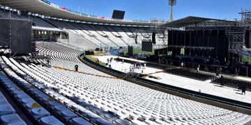 El escenario para el show de Joaquín Sabina, de cara a la platea Gaparini (José Gabriel Hernández / La Voz).