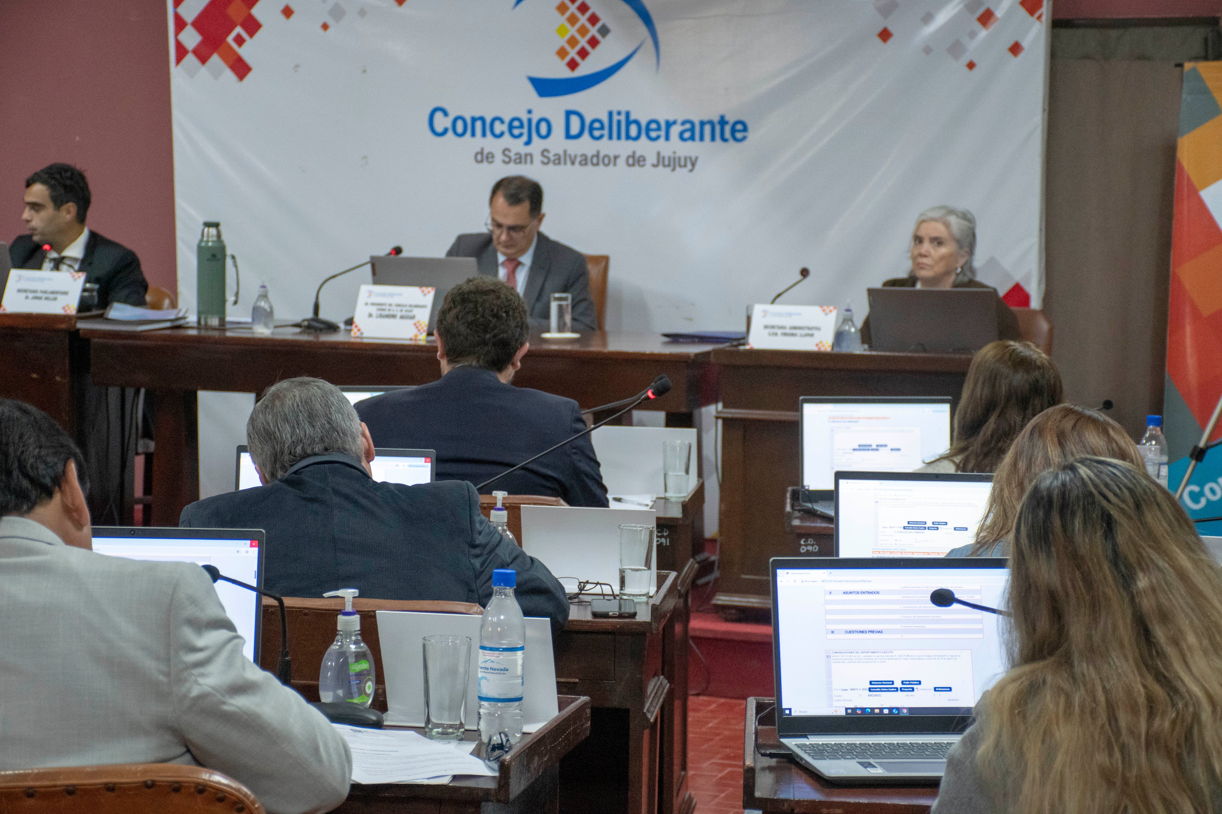 El pleno del Concejo Deliberante de San Salvador de Jujuy condenó este miércoles la decisión de la Justicia de prohibir la difusión de una serie de audios atribuidos a la funcionaria Karina Milei, al considerarla una forma de "censura previa".