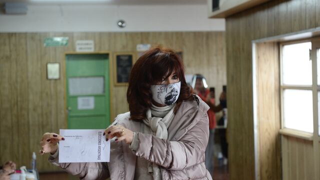 La vicepresidenta, Cristina Fernández de Kirchner, emitio su voto para las elecciones PASO en la escuela N° 19 Luis Piedrabuena de la ciudad de Río Gallegos, provincia de Santa Cruz. (Foto: Clarín)