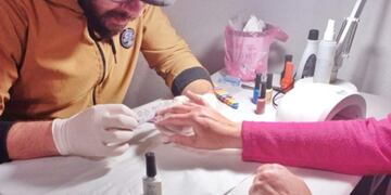 Agustín Lara es manicuro y contó su historia de cómo superó los prejuicios y se animó a dar el paso de hacer lo que hasta ahora ningún sanjuanino se había animado.