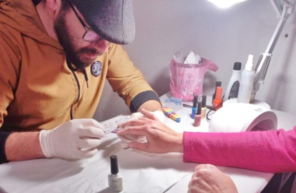 La historia del sanjuanino “manicuro” que rompió con los estereotipos de género
