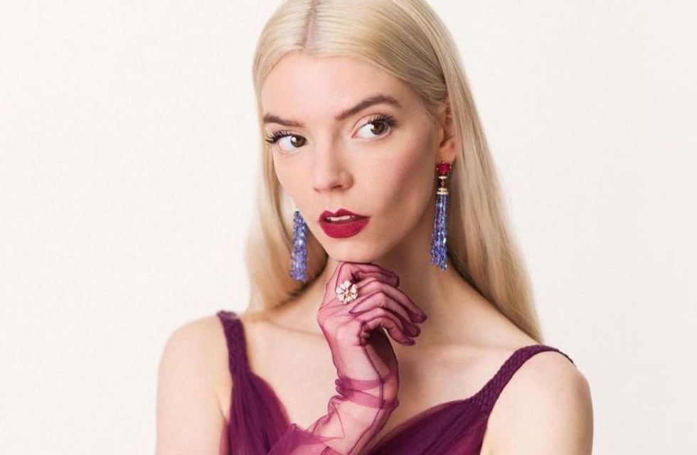 El día que Anya Taylor-Joy posó entre tules rojos y con perfume en mano