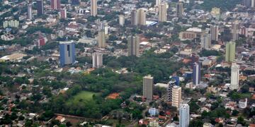 Foz de Iguazú es la ciudad brasilera fronteriza a Argentina, unida por el Puente Internacional Tancredo Neves