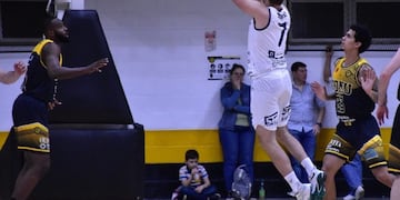 Primera victoria de Independiente de Oliva en la Liga Nacional de Básquet. En Mercedes, derrotó a Comunicaciones. (Twitter @comumercedes)