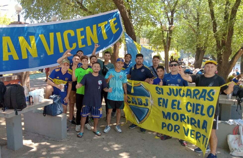 Los hinchas de Boca llegaron a Córdoba y disfrutaron de los balnearios de Carlos Paz