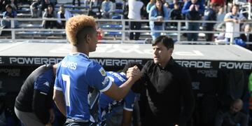 Diego Valoyes, quien no terminó en cancha, y el afecto para un Cacique Medina al que le debe mucho (Federico López Claro).