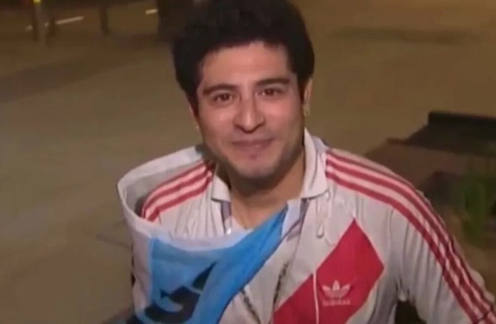 De Chubut a Qatar sin escalas: conocé a Lucas que duerme en las calles de Doha para alentar a la Selección