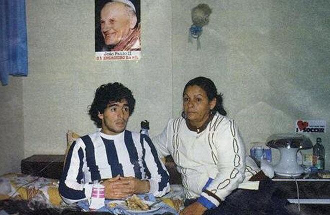 Diego Maradona desayunando con la remera de Talleres. (Archivo)