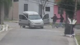 Los chicos de 13 a 16 años atacaron al automovilista.