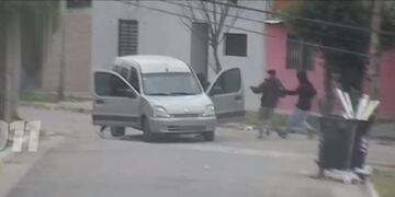 Los chicos de 13 a 16 años atacaron al automovilista.