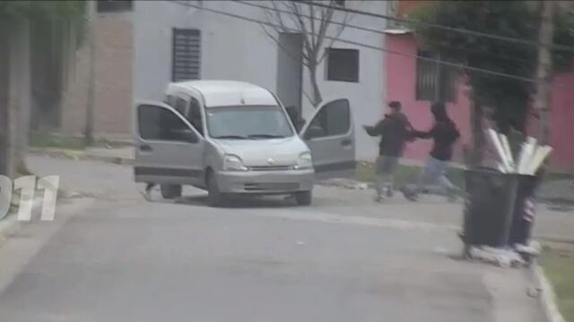 Los chicos de 13 a 16 años atacaron al automovilista.