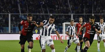 Matías Godoy se escapa de la marca de los jugadores de Colón. Partido de ida de los octavos de final de la Copa Libertadores. (Facundo Luque / La Voz)