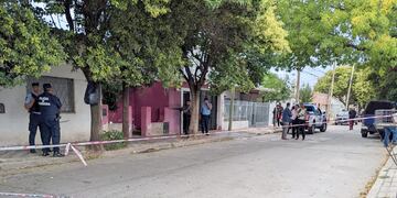 Una pareja de Córdoba asegura que mató y enterró a una mujer en el patio de su casa en barrio Zumarán. (La Voz)
