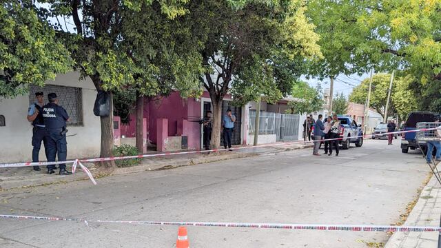 Una pareja de Córdoba asegura que mató y enterró a una mujer en el patio de su casa en barrio Zumarán. (La Voz)