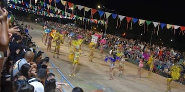 Noche de brillo y coronaciones en los carnavales de Puerto Piray.