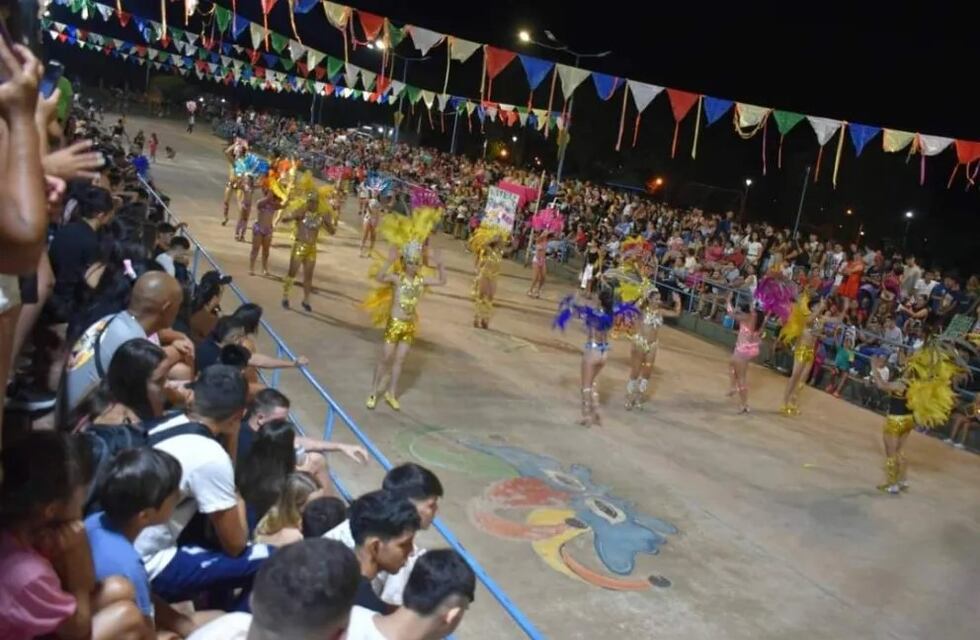 Noche de brillo y coronaciones en los carnavales de Puerto Piray