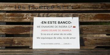 “En este banco me enamoré de Indira G.P. (y una bandera de Venezuela). Jamás dejaré de amarla. Si no era el amor de mi vida. Me equivoqué de vida, no de amor. Ya no estamos juntos Carlos J.”