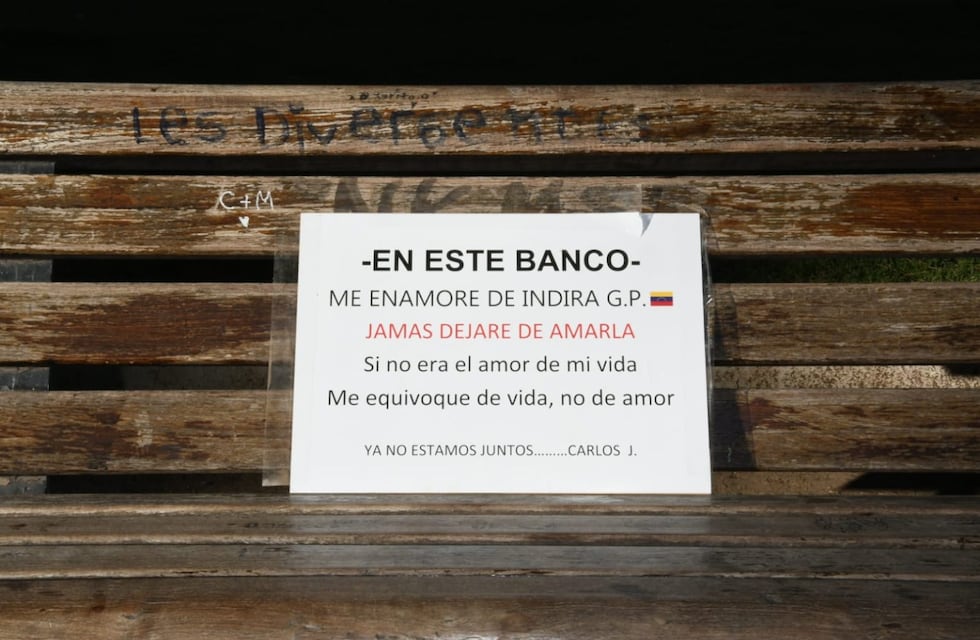 Día de los Enamorados: misterioso mensaje en un banco de Plaza Rivadavia