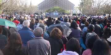 Una multitud colma el predio que el recordado obispo Marcelo Palentini llamaba "el campito de la Virgen", en Río Blanco.