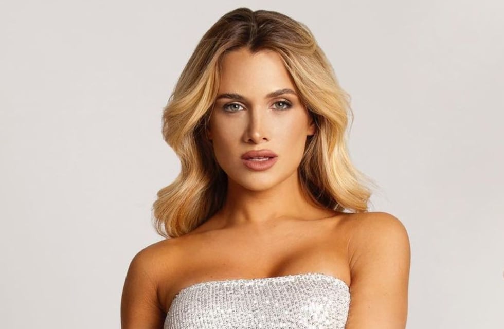 Camila Homs apareció con una microbikini naranja y llena de aberturas