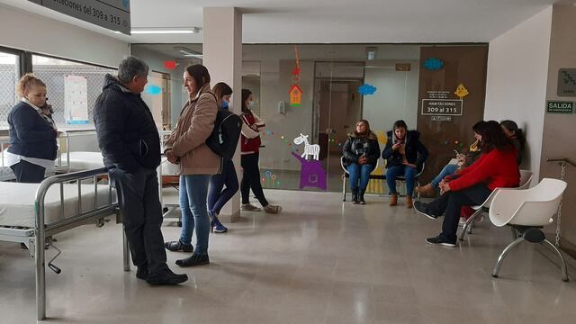 Empleados de la Clínica Nacer, en estado de "asamblea permanente"