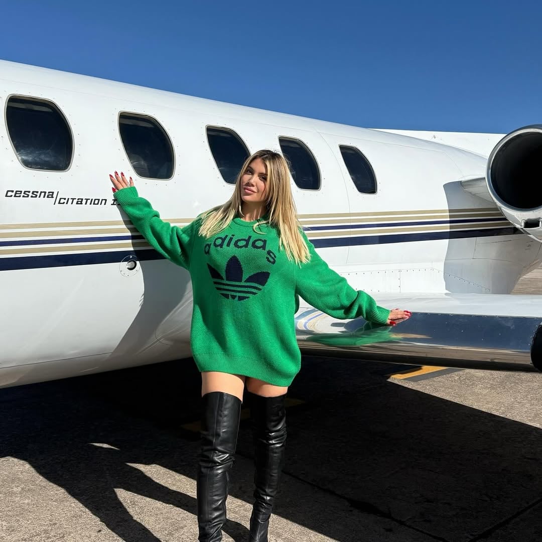 El llamativo look de Wanda Nara para viajar en avión privado