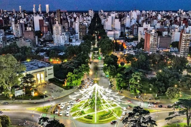 Arbolito de Navidad en Rosario. (Fede Padin)