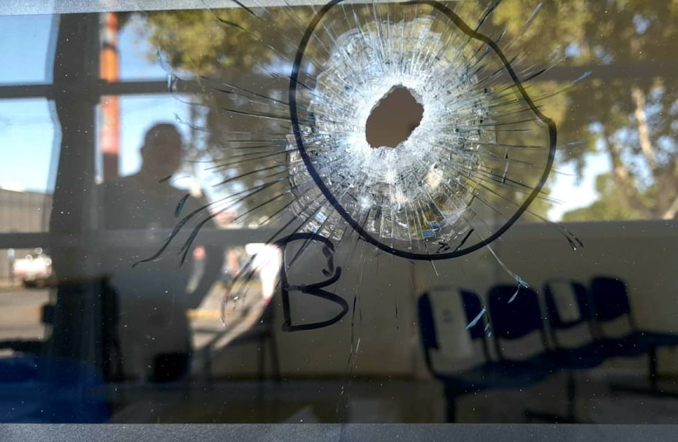 Balacera en Villa Gobernador Gálvez: dejaron amenazas en la Defensoría del Pueblo