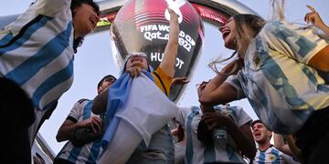 Con el color característico y la pasión a flor de piel, los fanáticos argentinos se hacen notar en la previa a la final