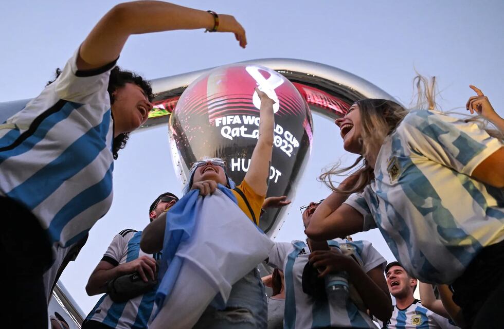Los hinchas argentinos que cantaron canciones xenófobas contra Francia salieron a pedir disculpas