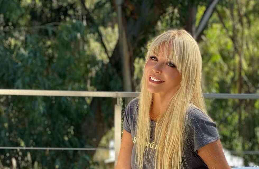 Graciela Alfano mostró su look con un mini vestido de brillos y flecos en plena calle