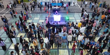 Vidrio agrietado en el piso de la Plaza España. (La Voz)