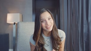 Emilia Mernes mostró qué tiene en su cartera y un detalle no pasó desapercibido: “Alcoholizada”