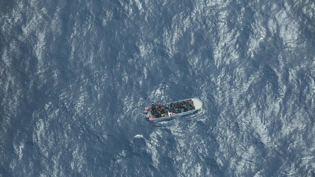 Imagen de la barcaza que terminó hundiéndose en el Mediterráneo.