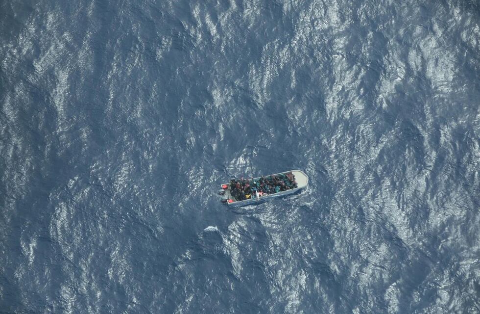 Un barco con inmigrantes se hundió y temen decenas de fallecidos: “Los dejaron ahogarse”