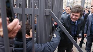El Presidente Javier Milei y los Ministros saludaron, luego de la Reunión de Gabinete,  desde la Casa Rosada, a las personas que se encontraban en Plaza de Mayo. (Presidencia)