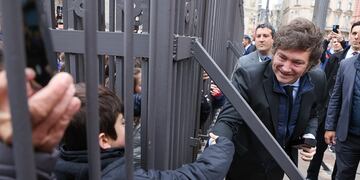 El Presidente Javier Milei y los Ministros saludaron, luego de la Reunión de Gabinete,  desde la Casa Rosada, a las personas que se encontraban en Plaza de Mayo. (Presidencia)