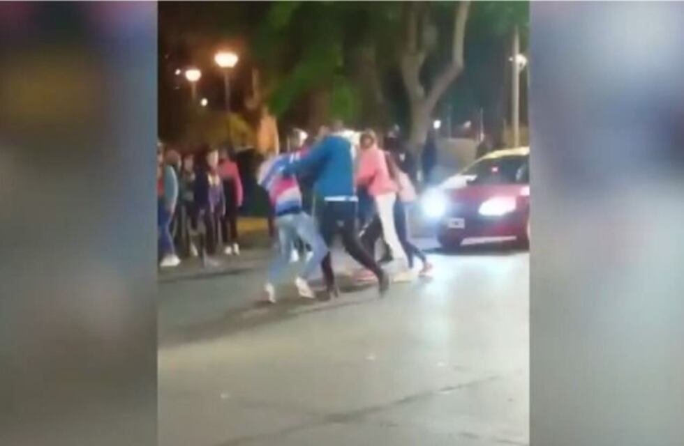 Video: violenta pelea entre jóvenes en los festejos del Día de la Primavera