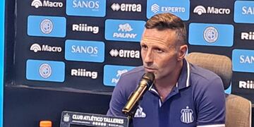 Walter Ribonetto, DT de Talleres en la conferencia de prensa después del clásico con Belgrano. (La Voz)