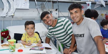 Regalos, tiempo compartido y apoyo afectivo marcaron una jornada que llevó el club a la Unidad de Cuidados Crónicos.