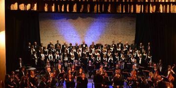 Asimismo, se encuentra abierta la convocatoria para el Coro Municipal Coral Carmina para personas con estudios de canto y/o experiencia coral previa.
