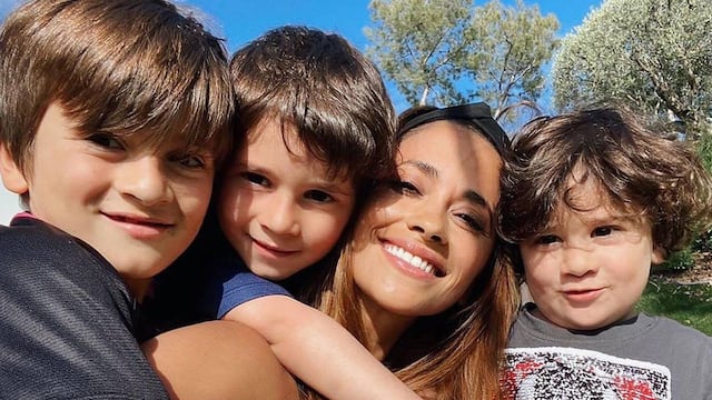 La mamá de Thiago, Mateo y Ciro encabezó la comitiva que visitó el predio deportivo.