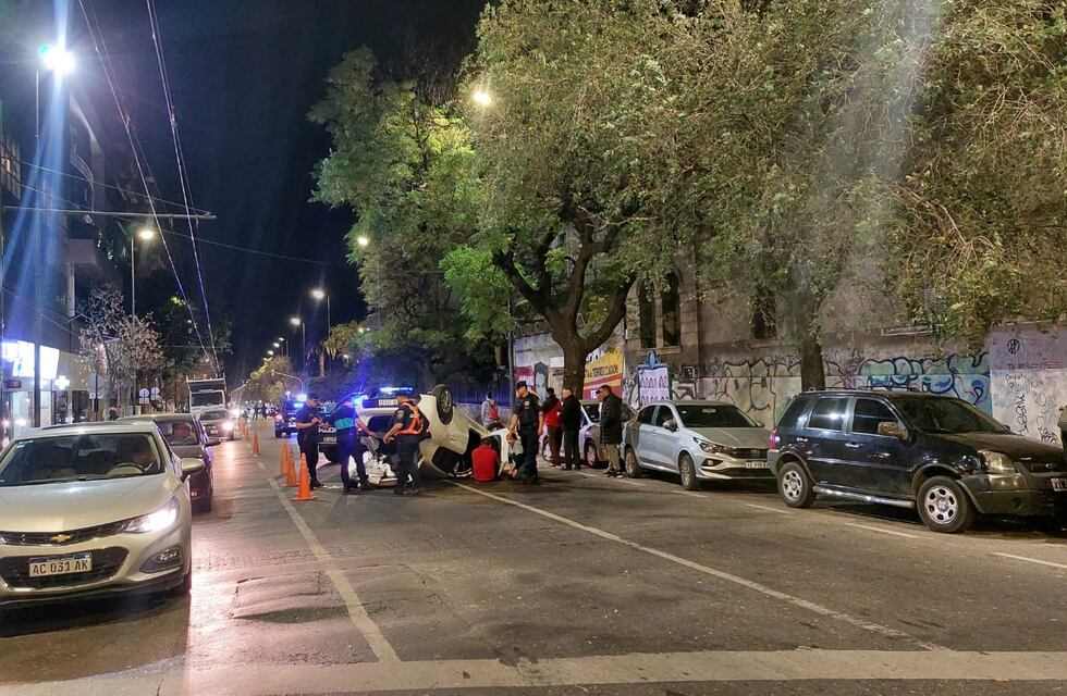 Provocó un choque en cadena y su auto terminó dado vuelta cerca del Patio Olmos de Córdoba