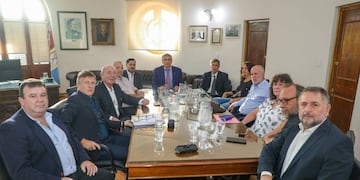La reunión pasó a cuarto intermedio hasta el mediodía de este lunes.