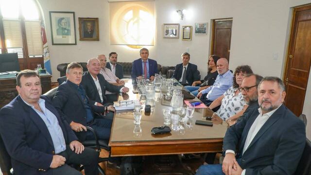La reunión pasó a cuarto intermedio hasta el mediodía de este lunes.