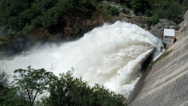 "Cola de novia": el espectáculo que este martes se llevó toda las miradas. (Foto: VíaCarlosPaz).